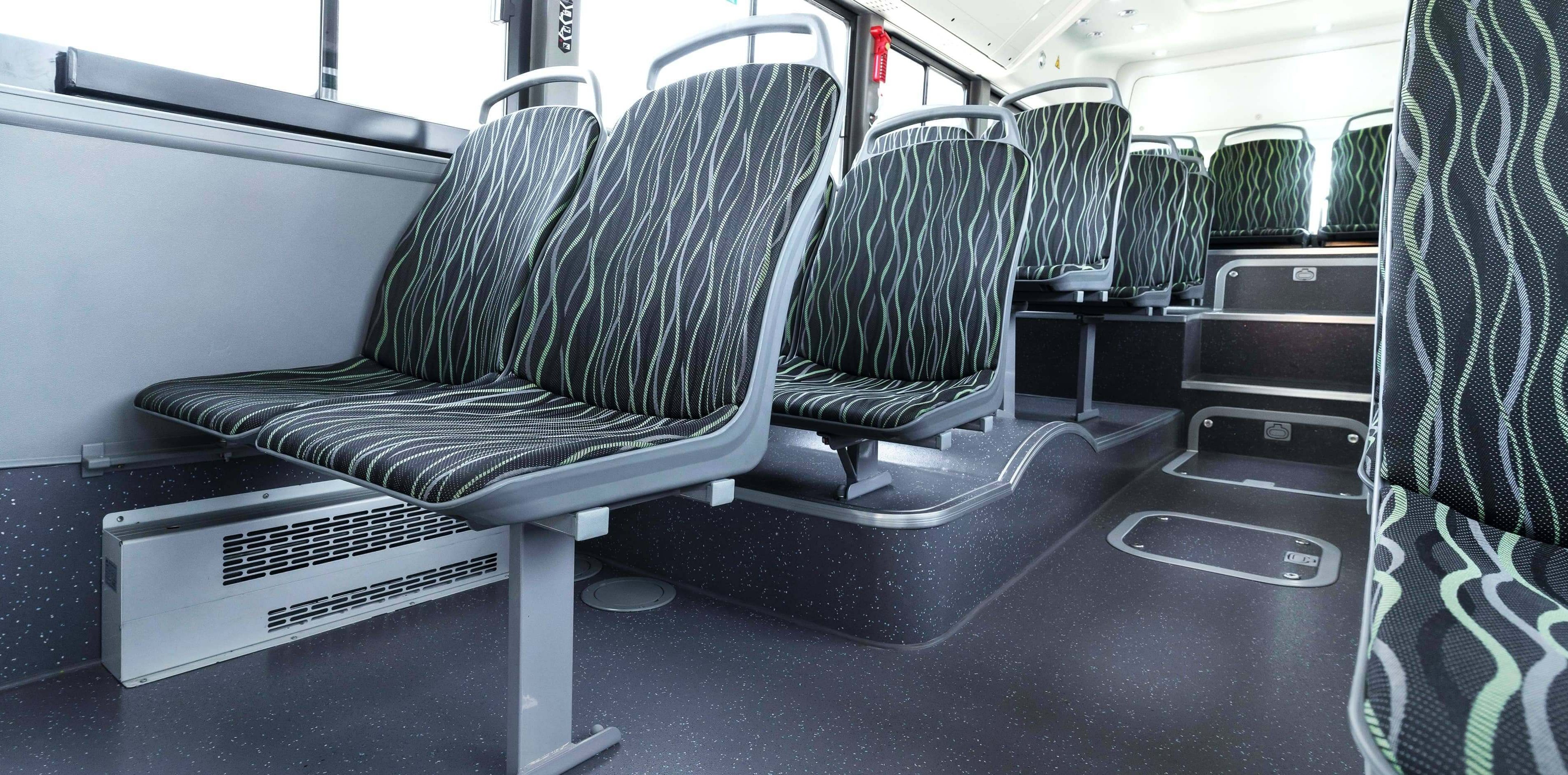 Asientos ergonómicos y resistentes, diseñados para el confort diario de los pasajeros.