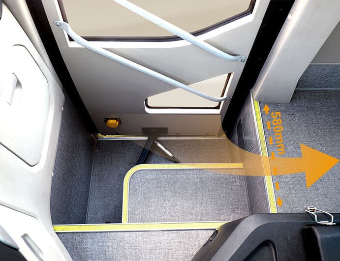 Área de acceso señalizada, diseñada para mayor seguridad de los pasajeros al subir.