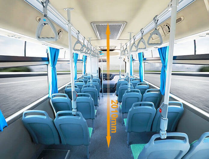 Pasillo central espacioso que asegura movilidad fluida dentro del bus urbano.