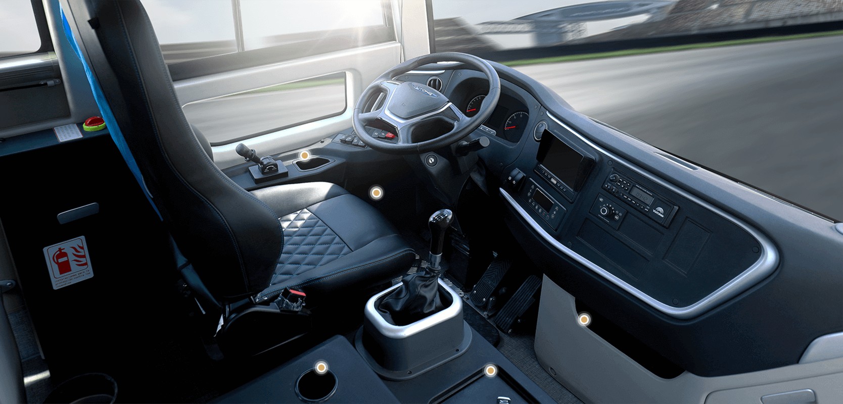 Cabina del conductor equipada y funcional, optimizada para un manejo seguro y relajado.