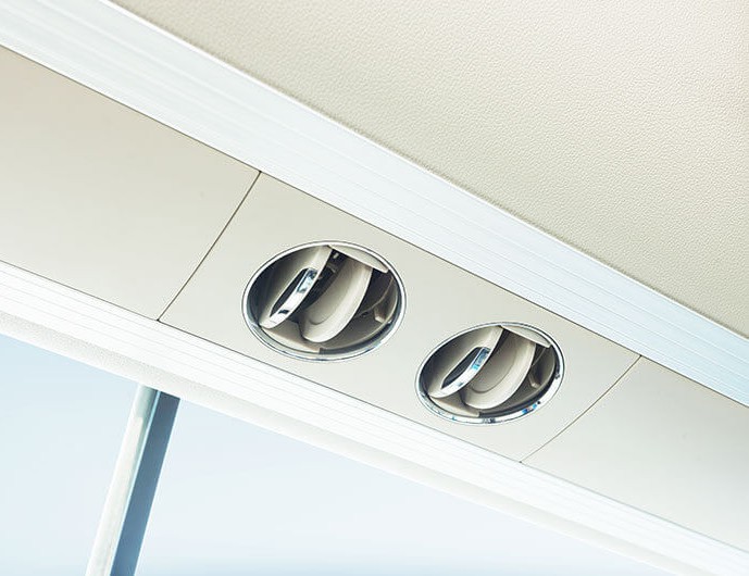 Difusores de aire individuales que garantizan un ambiente fresco y agradable en todo el bus.