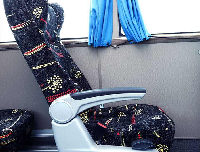 Butaca ergonómica con apoyabrazos, diseñada para brindar comodidad superior al pasajero.