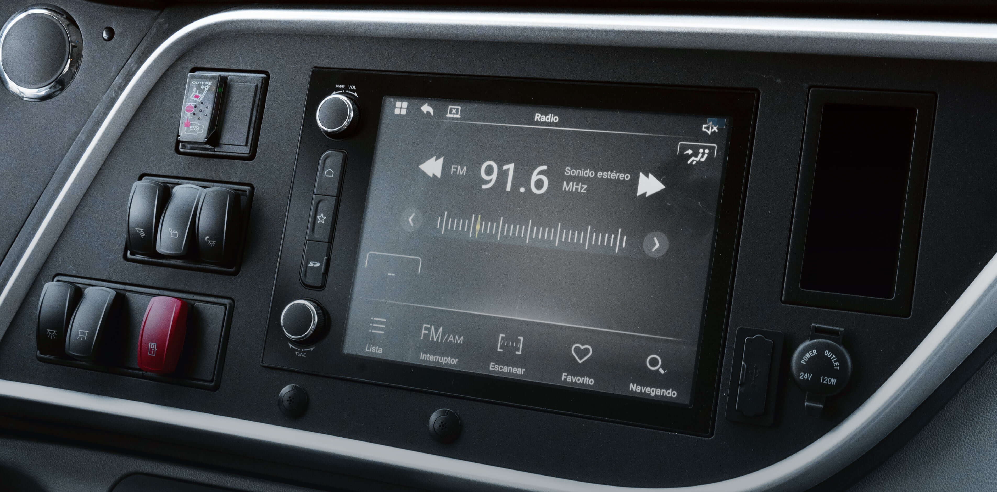 Pantalla central intuitiva que integra radio, navegación y controles de abordo.
