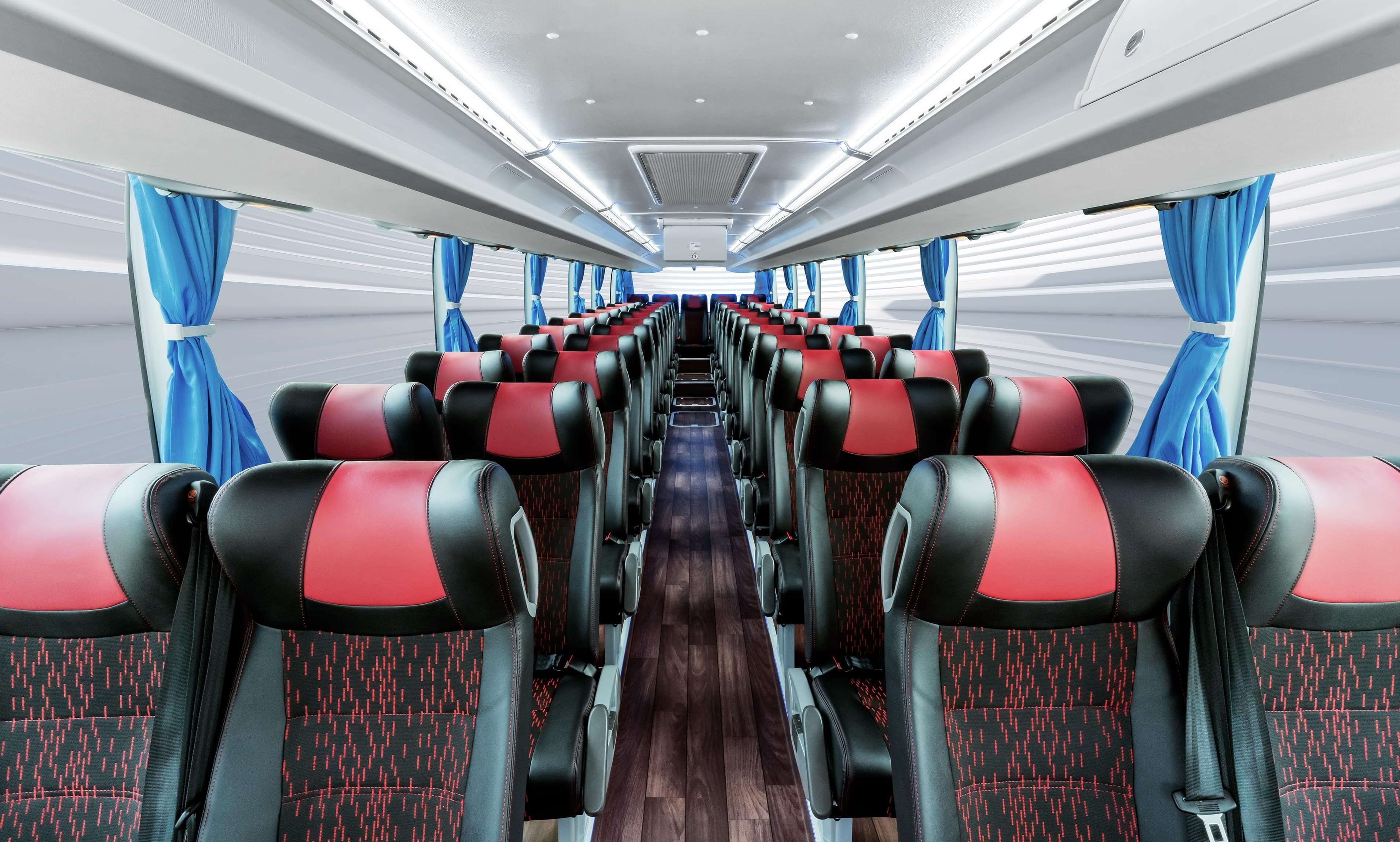 Interior amplio con asientos reclinables, pensados para viajes largos con confort.