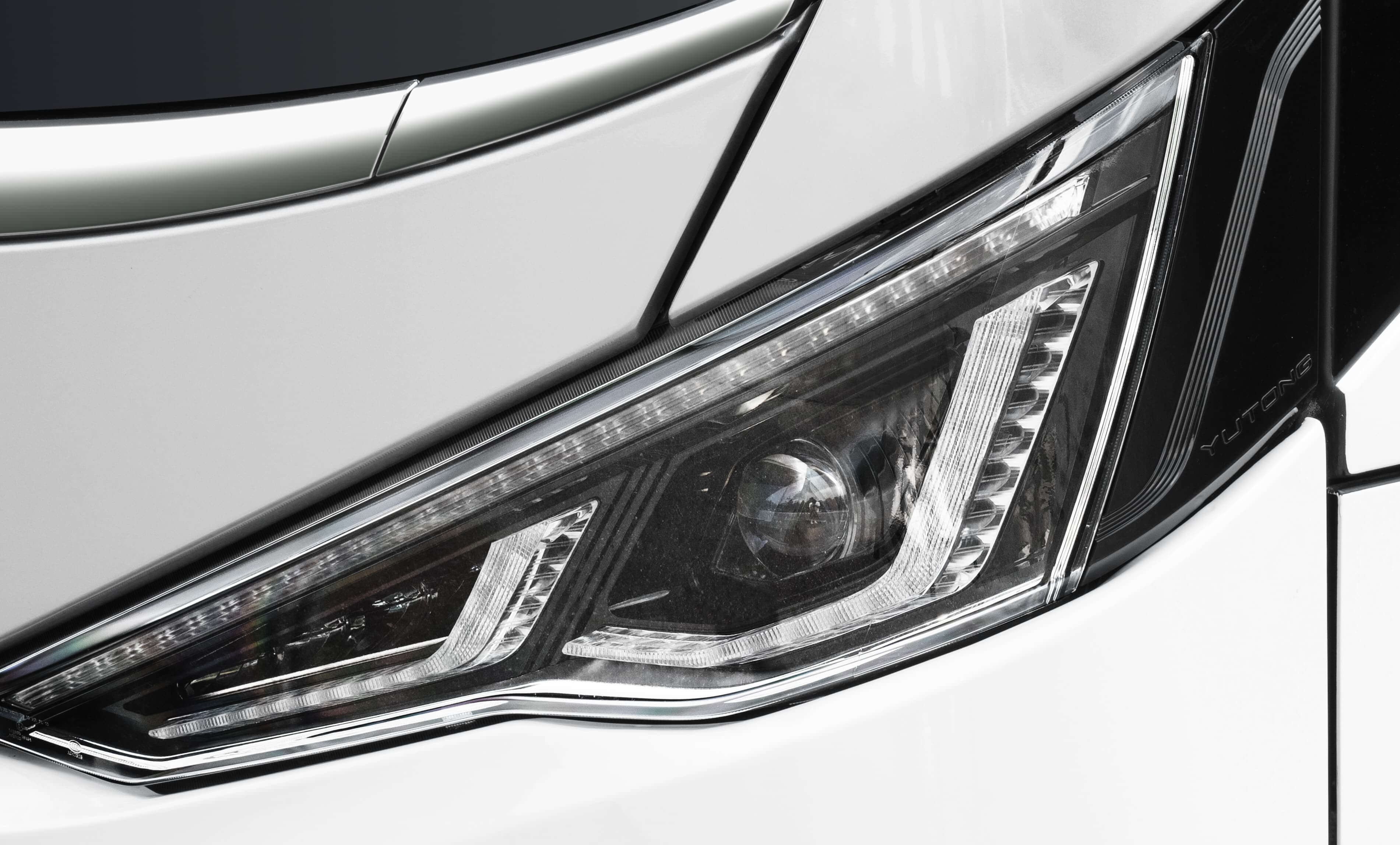 Moderno faro delantero del Yutong C13 Pro, con diseño elegante y tecnología LED que refuerza su estilo premium y seguridad en carretera.