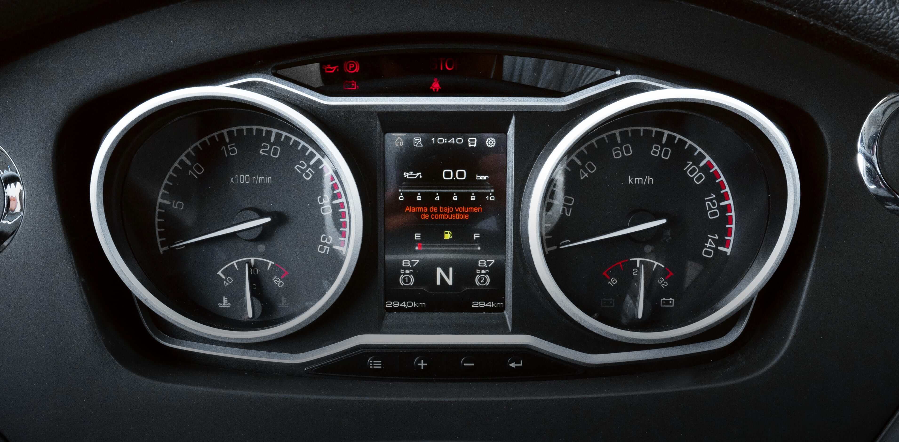 Tablero digital moderno con indicadores claros para un control total en carretera.