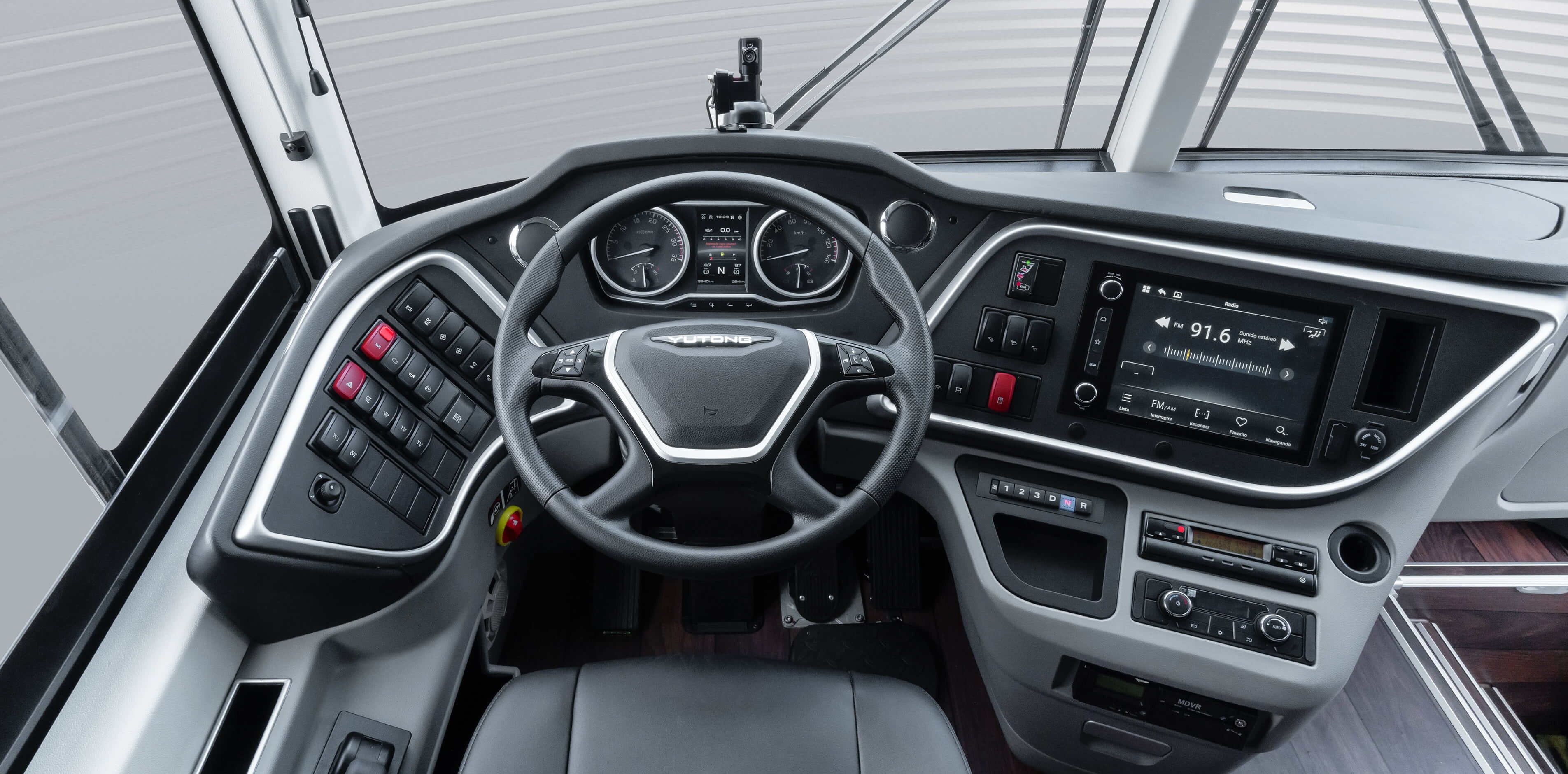 Cabina ergonómica con volante multifunción, diseñada para comodidad y seguridad del conductor.