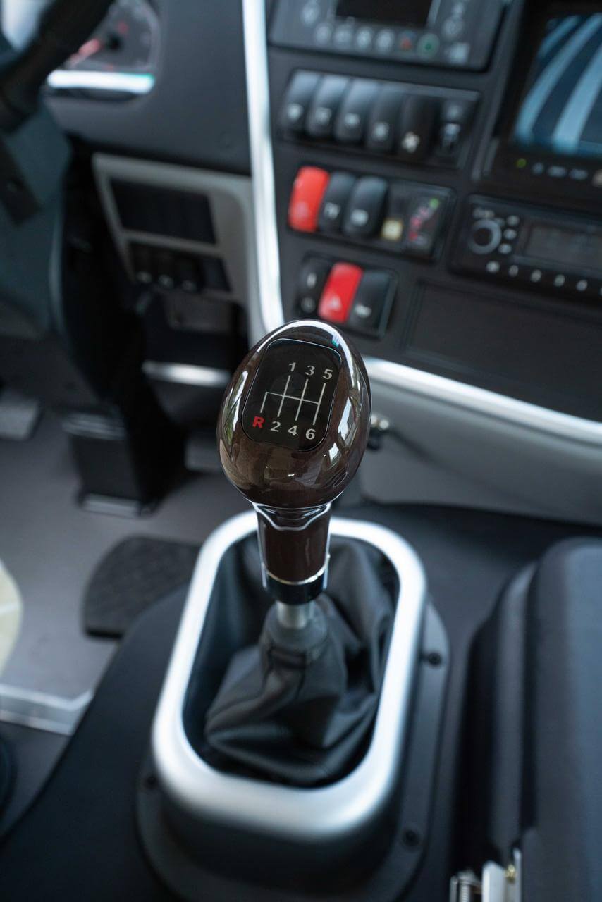 Palanca de cambios manual de seis velocidades, diseñada para un manejo preciso y seguro.