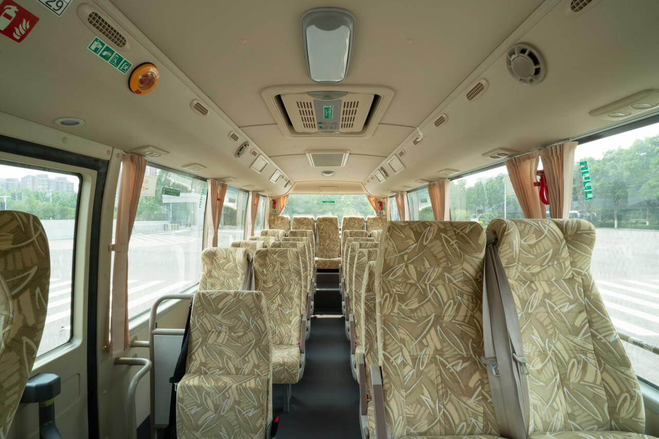 Interior amplio con asientos ergonómicos, ofreciendo comodidad en cada viaje.