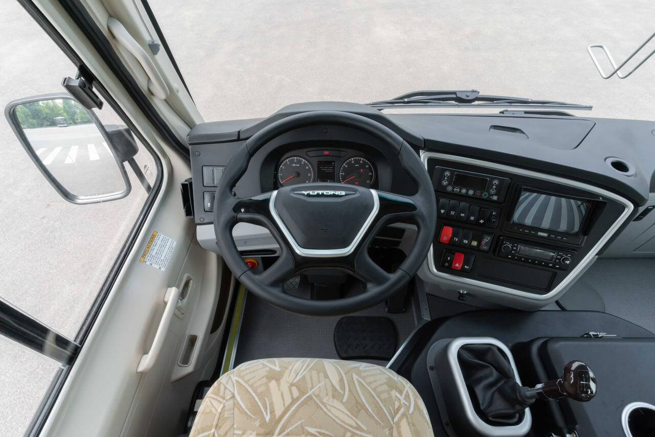 Cabina del conductor ergonómica, con tablero claro que facilita el control en carretera.