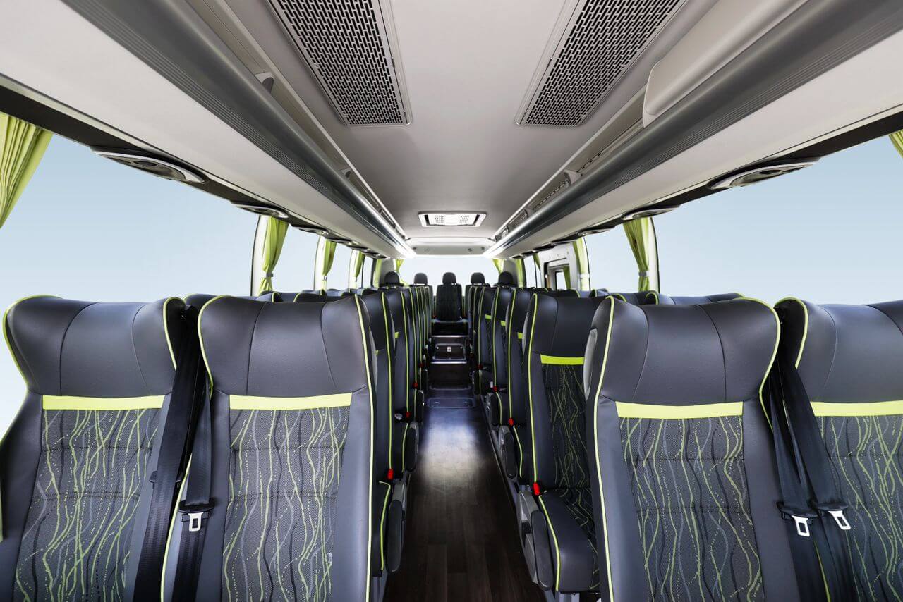 Interior amplio con asientos ergonómicos y acabados de calidad para mayor confort.