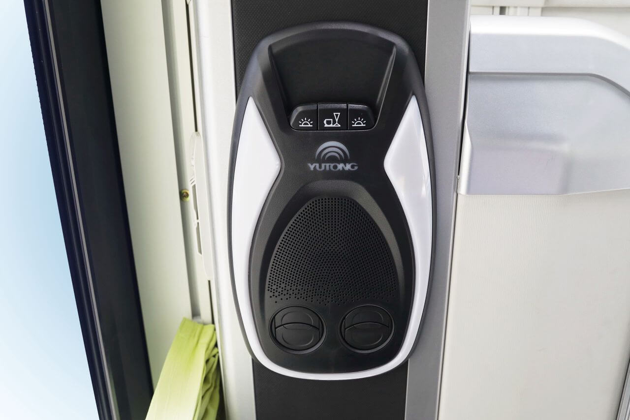 Panel de control lateral con sistema de climatización y mandos de fácil acceso.