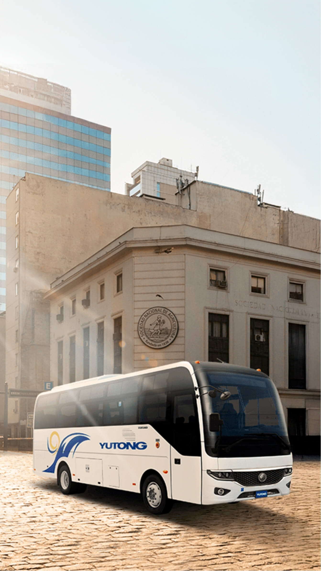 Buses D9 ZK6860 en una plaza central