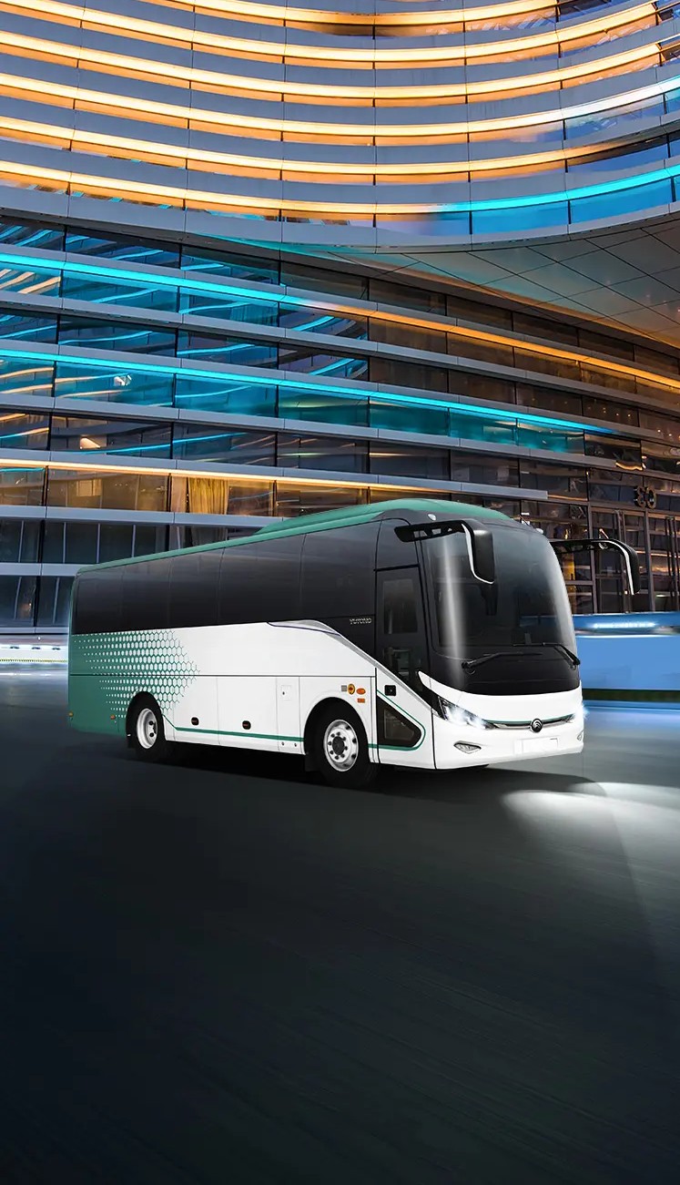 Autobus ZK6907 conduciendo en la ciudad