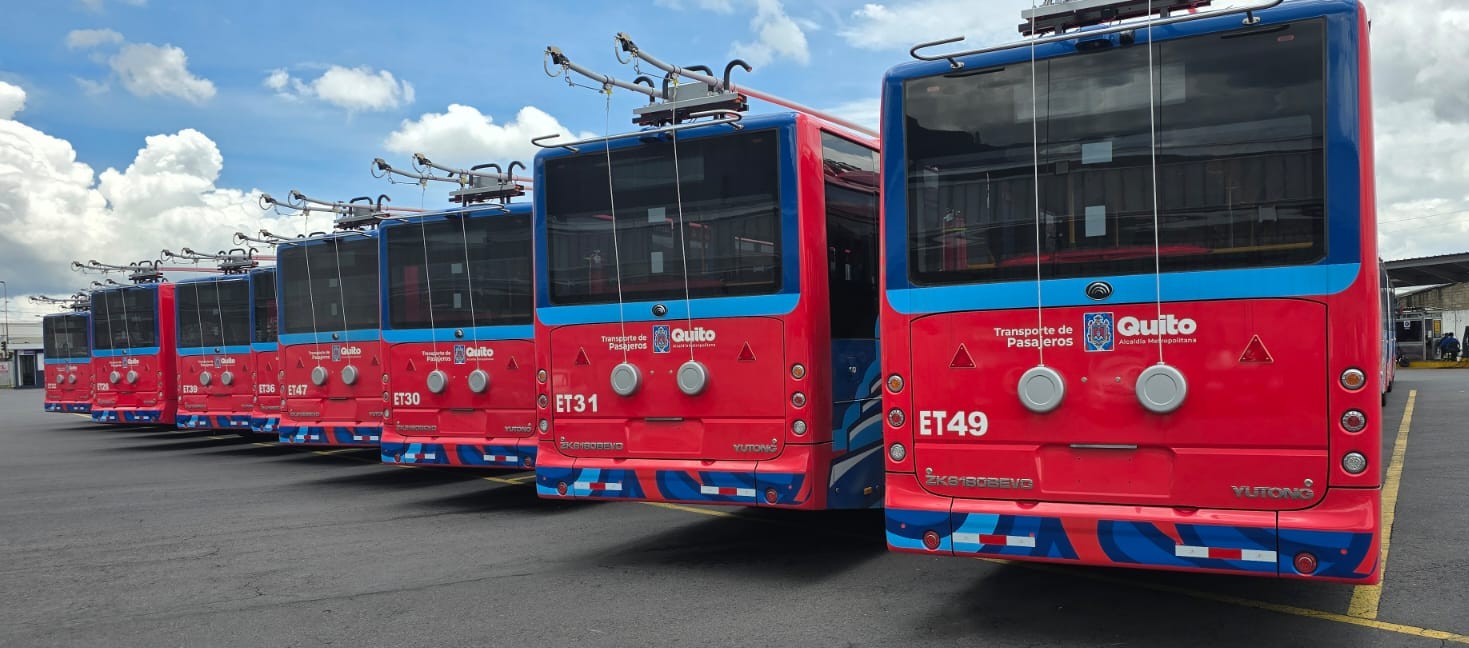 Vista trasera de trolebuses eléctricos Yutong ZK6180BEVGJ del sistema de transporte público de Quito.