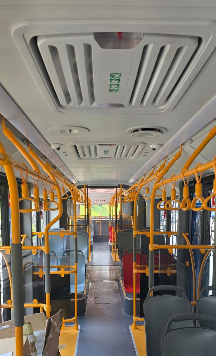 Interior del trolebús eléctrico Yutong de Quito, con asientos, pasamanos y sistema de ventilación.