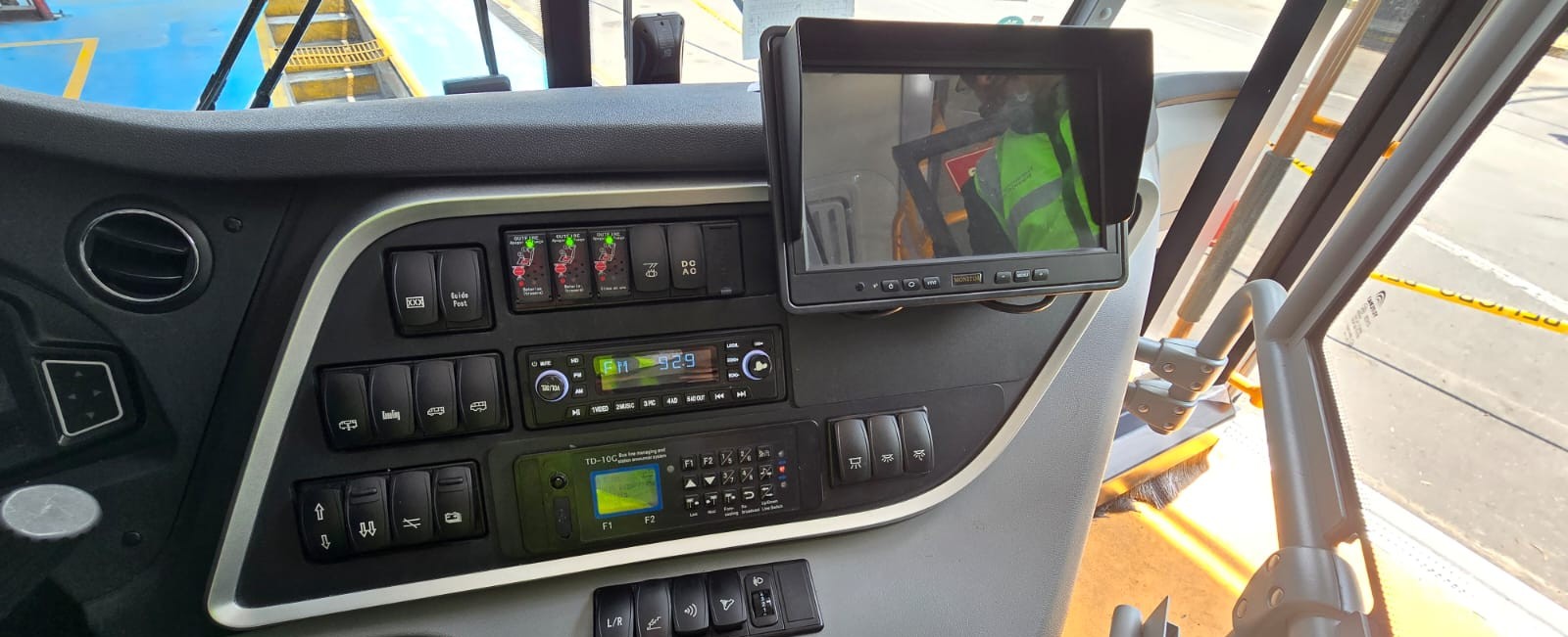 Panel de control y cabina del conductor del trolebús eléctrico Yutong del Municipio de Quito.