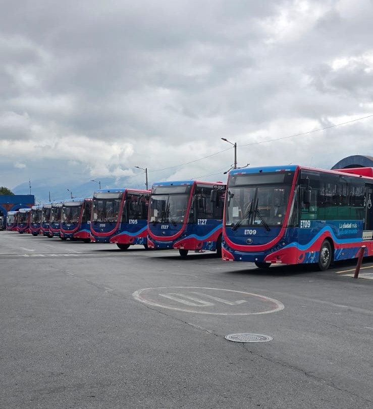 Flota de trolebuses eléctricos Yutong alineados en el patio de operaciones de Quito.