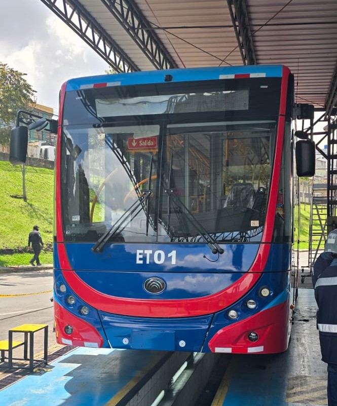 Trolebús eléctrico Yutong ET01 del sistema de transporte de Quito en estación de mantenimiento