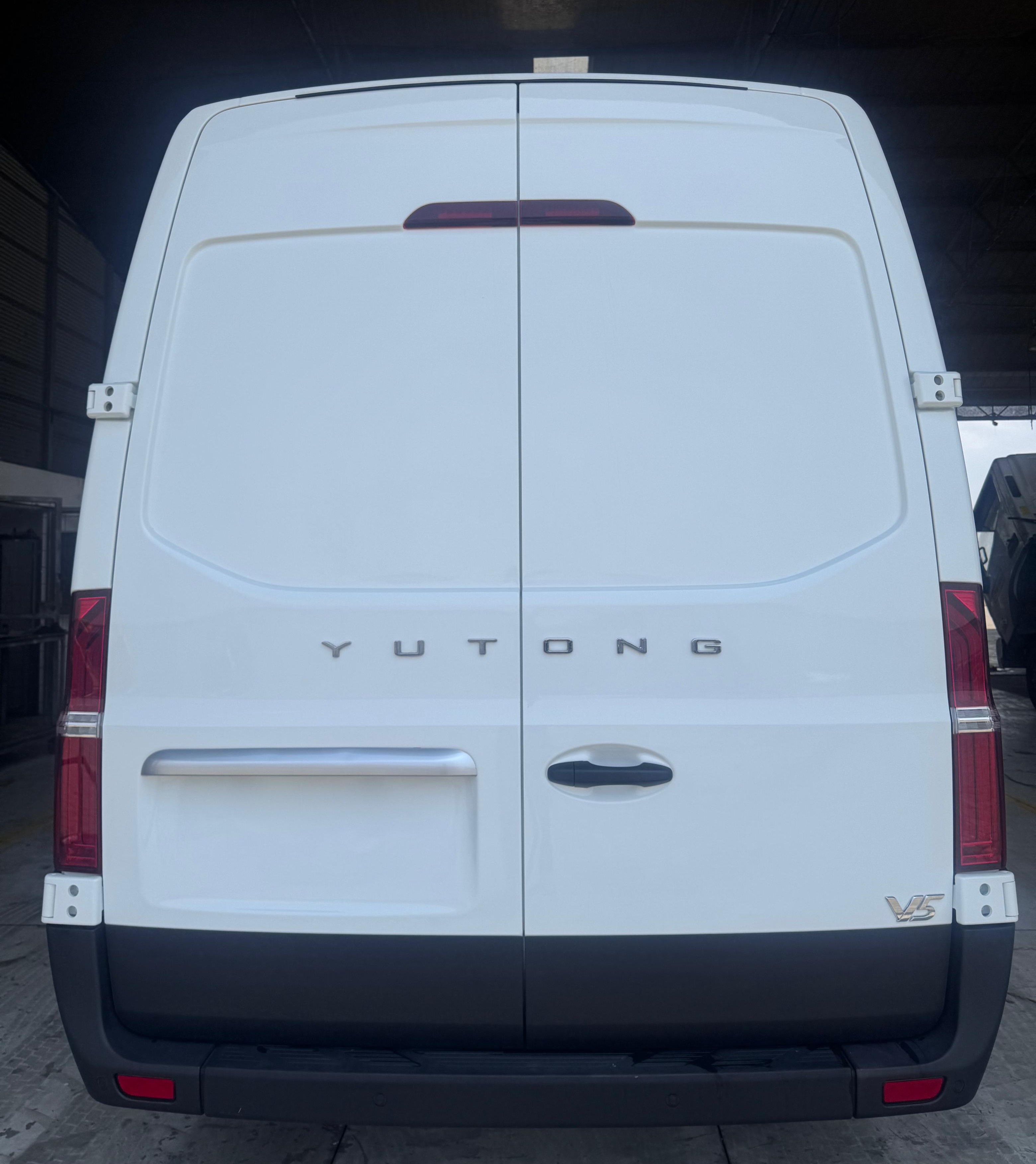 Puertas traseras amplias y prácticas, pensadas para facilitar la carga y descarga sin esfuerzo.