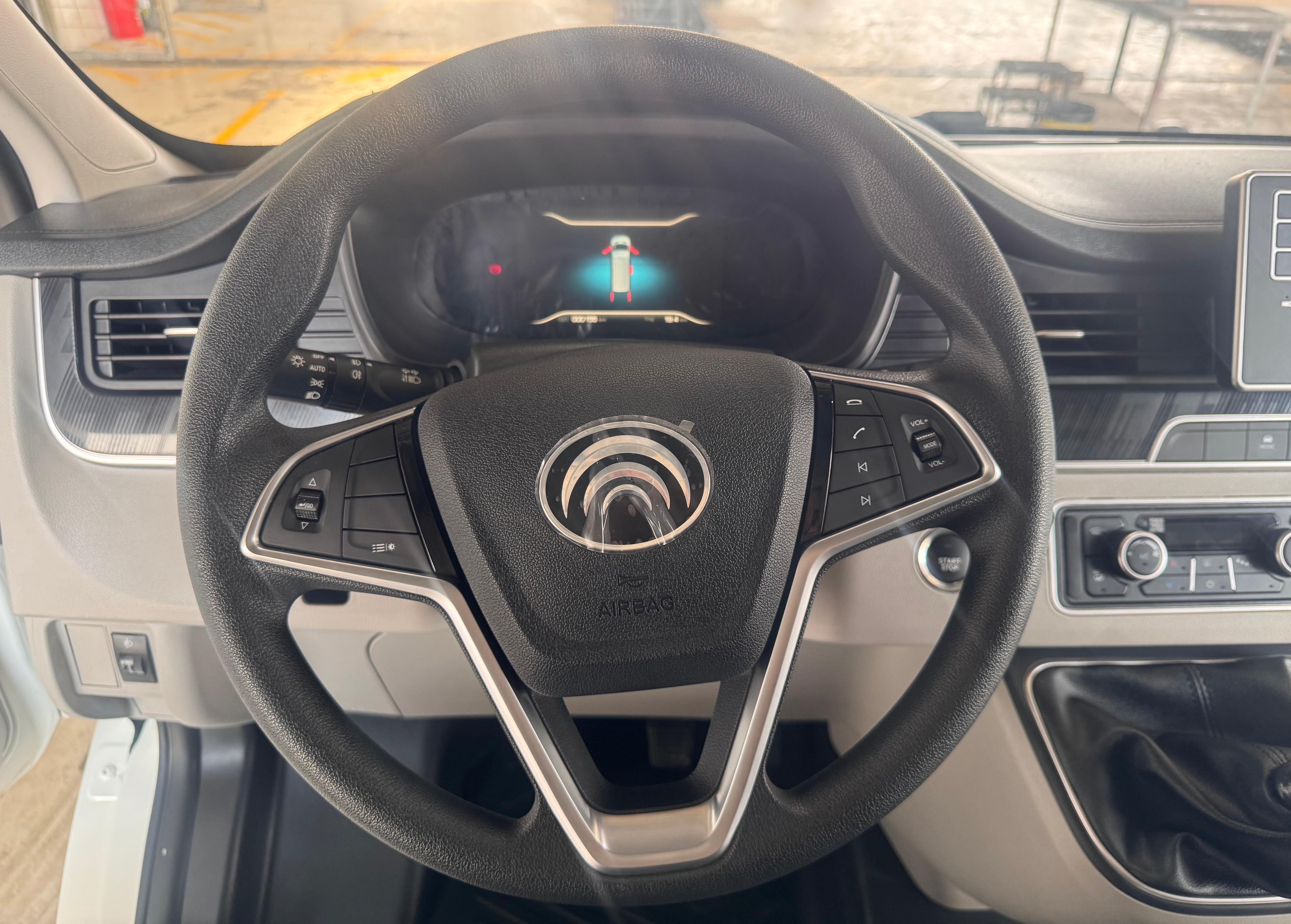 Tecnología al alcance del conductor: volante multifunción y tablero digital para un control total.