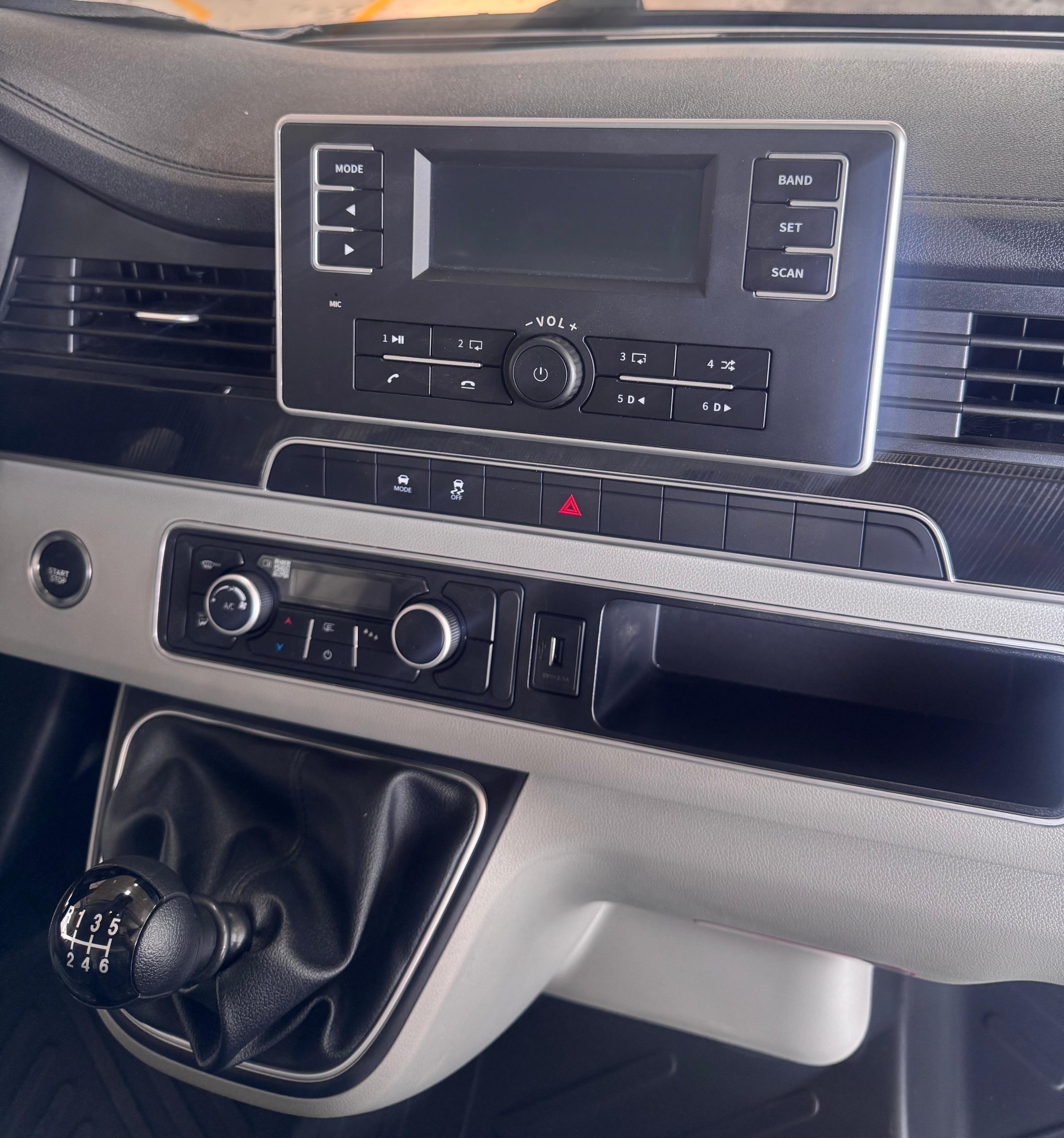 Controles intuitivos y transmisión de 6 velocidades + reversa, que aseguran eficiencia en todo terreno.