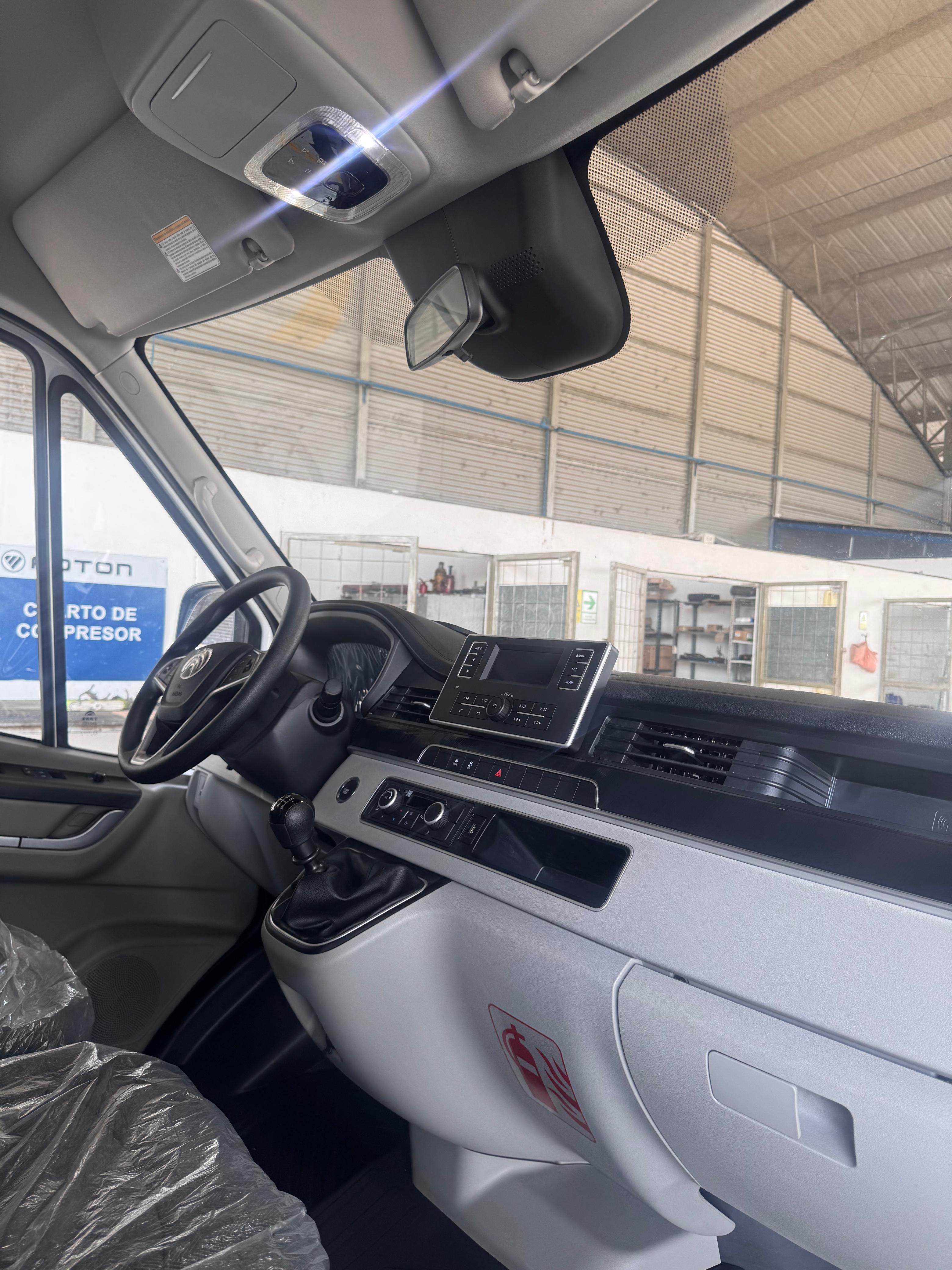 Cabina ergonómica con acabados funcionales que garantizan comodidad en cada jornada de trabajo.