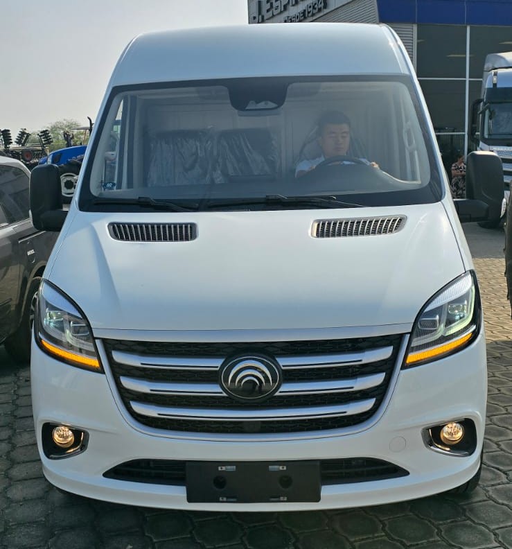 Diseño imponente y moderno que proyecta seguridad y profesionalismo en su ruta.