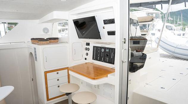 Voyage 480 interior lounge