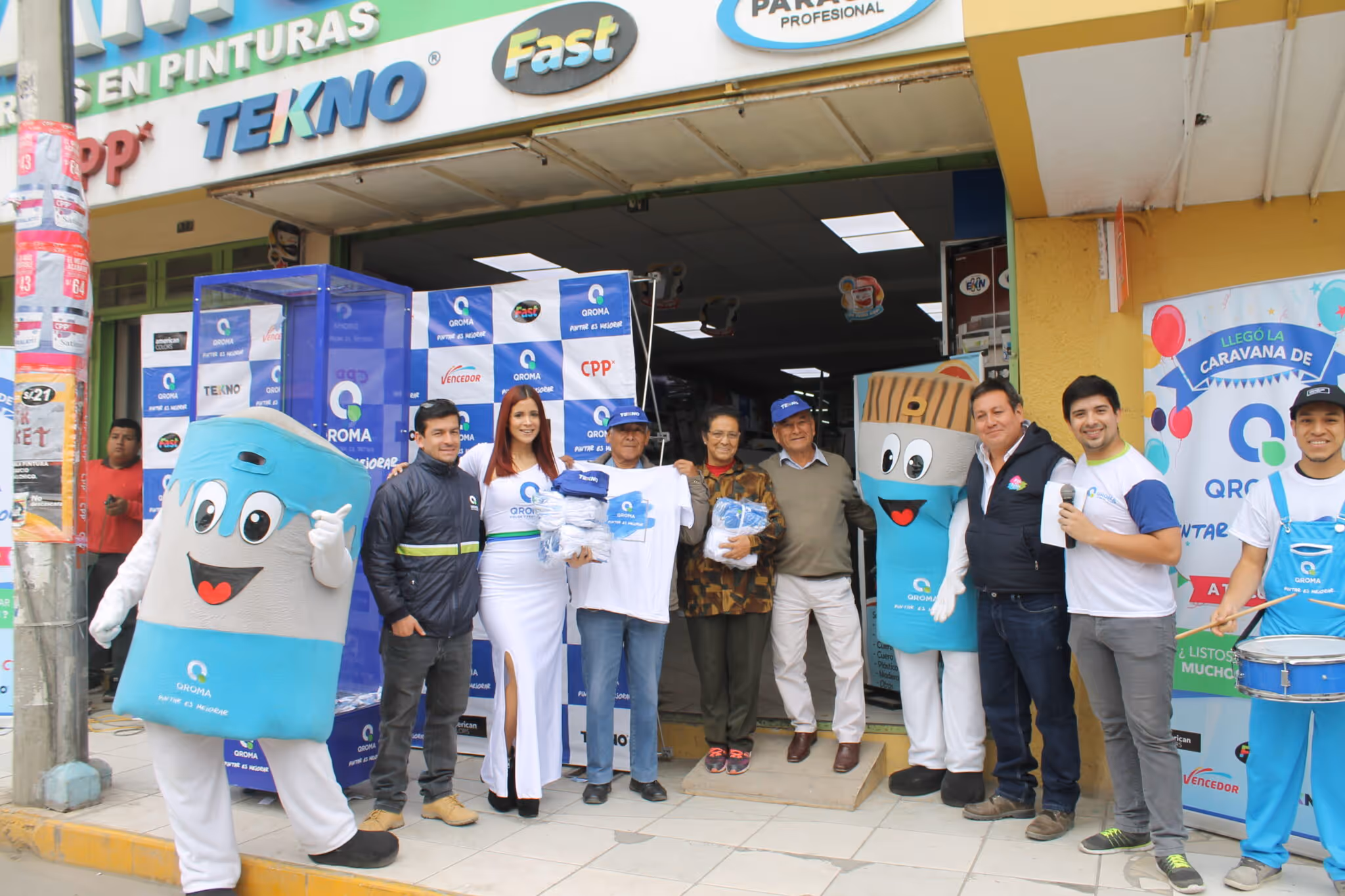 Foto de la colaboración con el equipo de Qroma