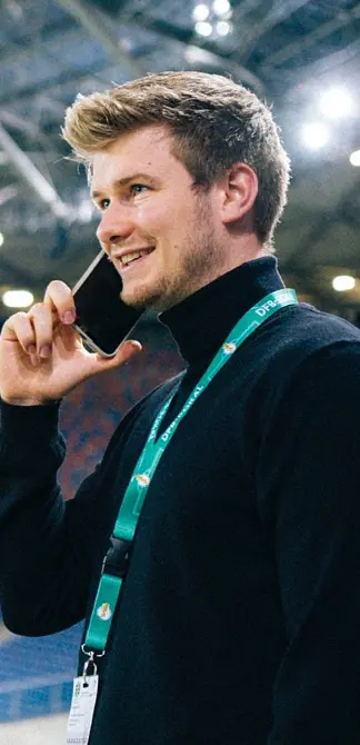 Geschäftsführer Philipp Porges beim Telefonieren auf einer Messe