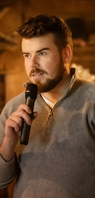 Geschäftsführer Duncan Michalak am Mikrofon
