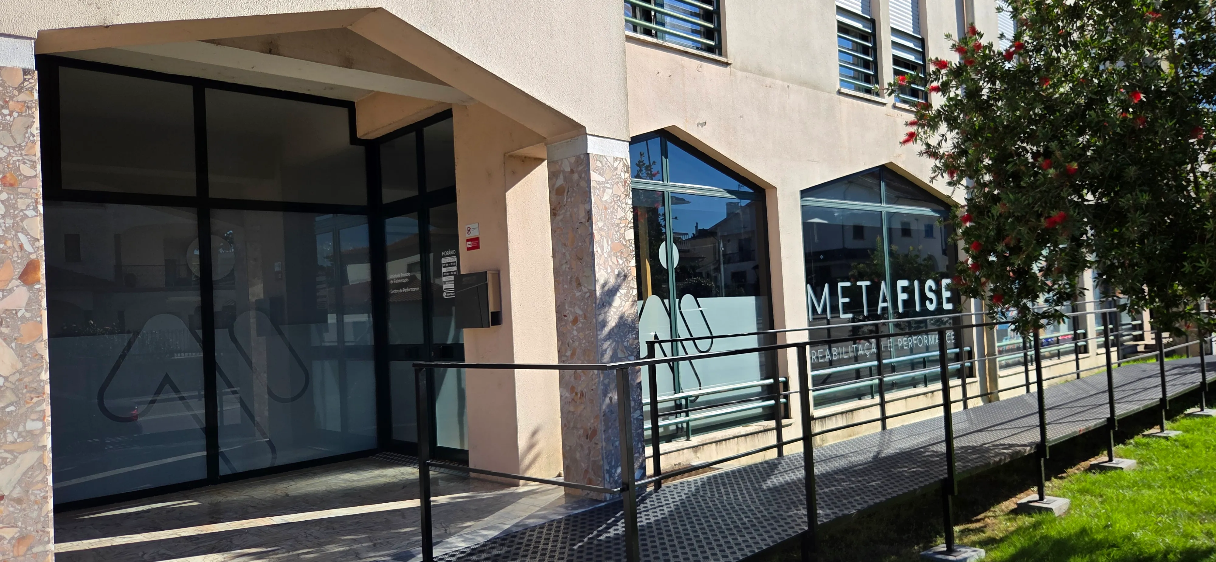 Fachada e entrada da clínica Metafise em Tondela.