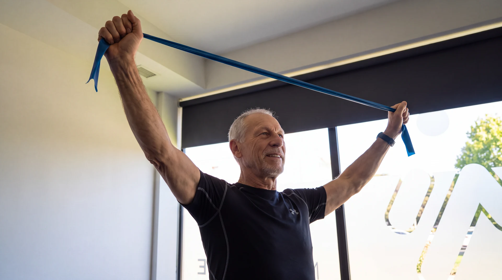 Utente realiza um exercício com faixa elástica no ginásio.