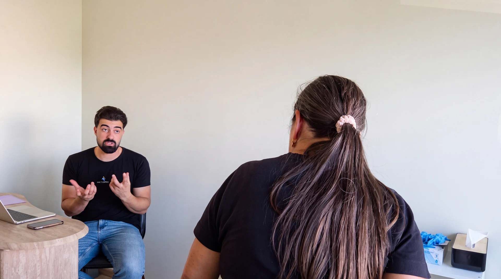 Fisioterapeuta explica o acompanhamento à utente durante uma consulta.