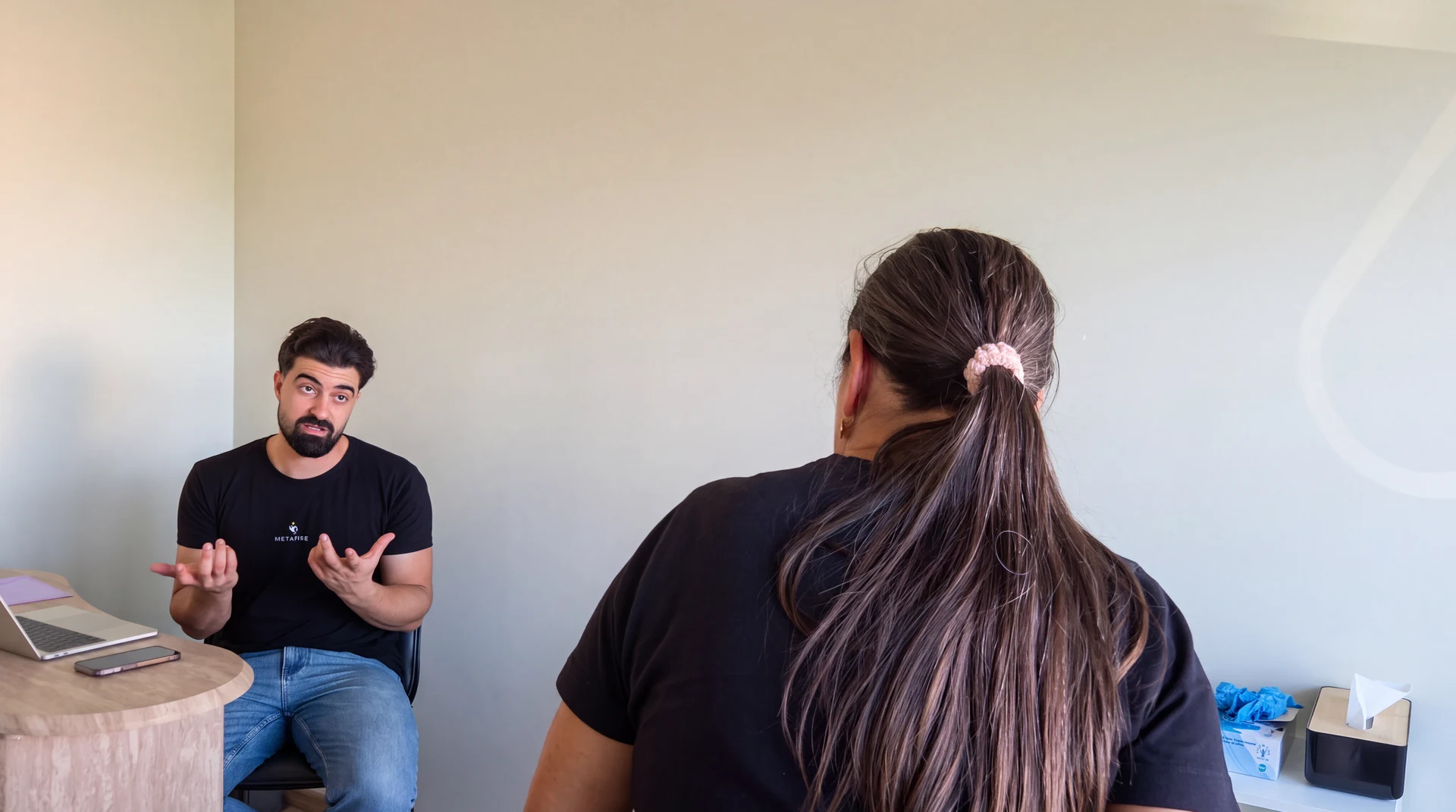 Conversa entre fisioterapeuta e utente na consulta inicial.