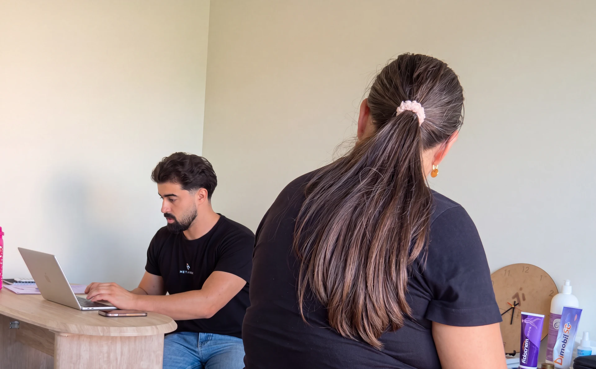 Fisioterapeuta prepara o plano de acompanhamento durante a consulta.