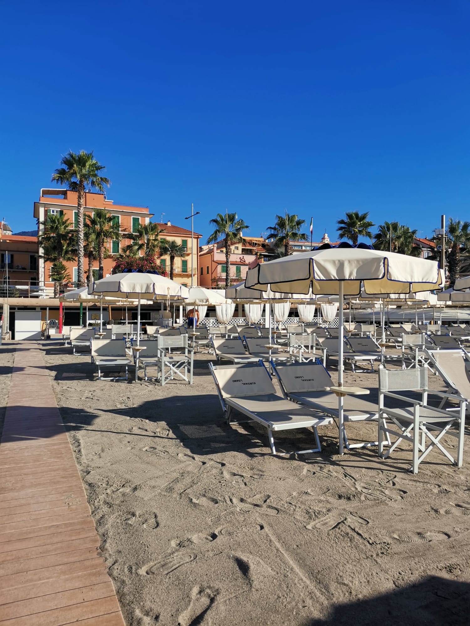 Bagni Kursaal Loano - Area relax e area restorante vista dalla spiaggia