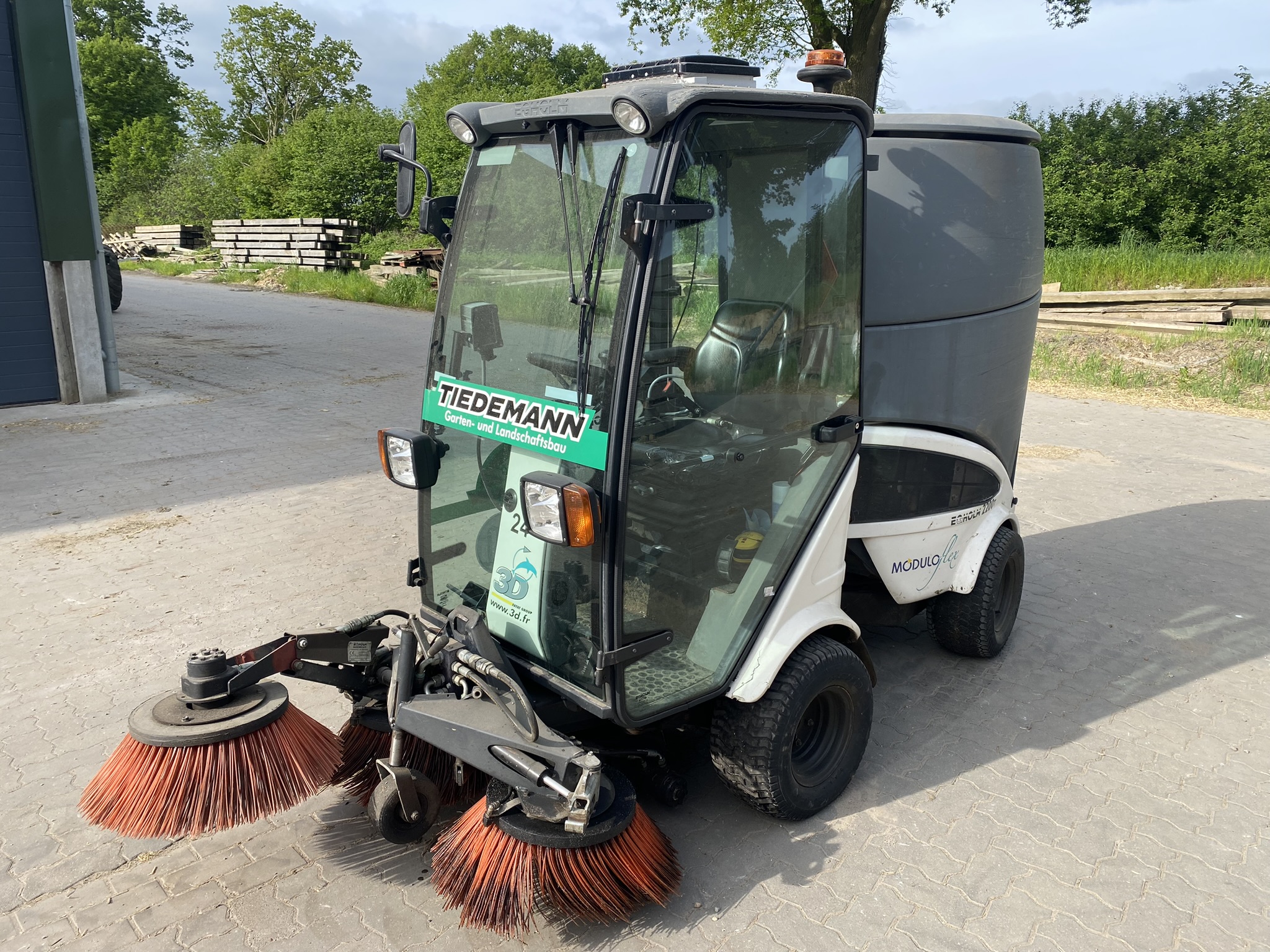 Landwirt auf dem Feld ,nachhaltige Garten- und Landschaftsbau-Philosophie in Brande-Hörnerkirchen