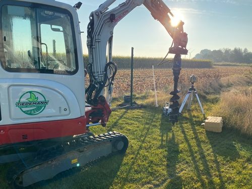Landschaftsgärtner bei Pflanzarbeiten und Formschnitt unter Pavillon – professionelle Gartenpflege Schleswig-Holstein