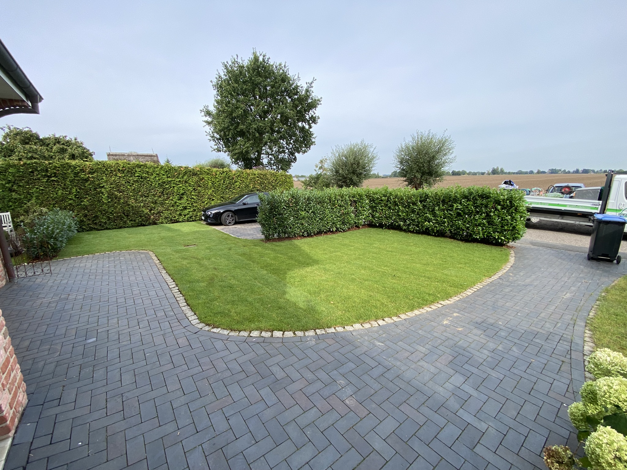 Gartenanlage mit gepflegten Beeten und Hecken in Schleswig-Holstein – professionelle Gartengestaltung Tiedemann