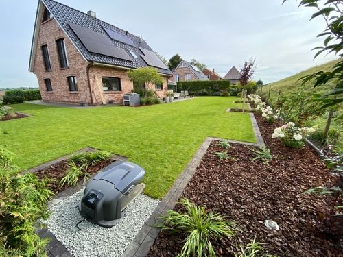 Gepflegte Garten- und Landschaftsgestaltung vor modernem Wohnhaus in Schleswig-Holstein – Tiedemann Gartenbau