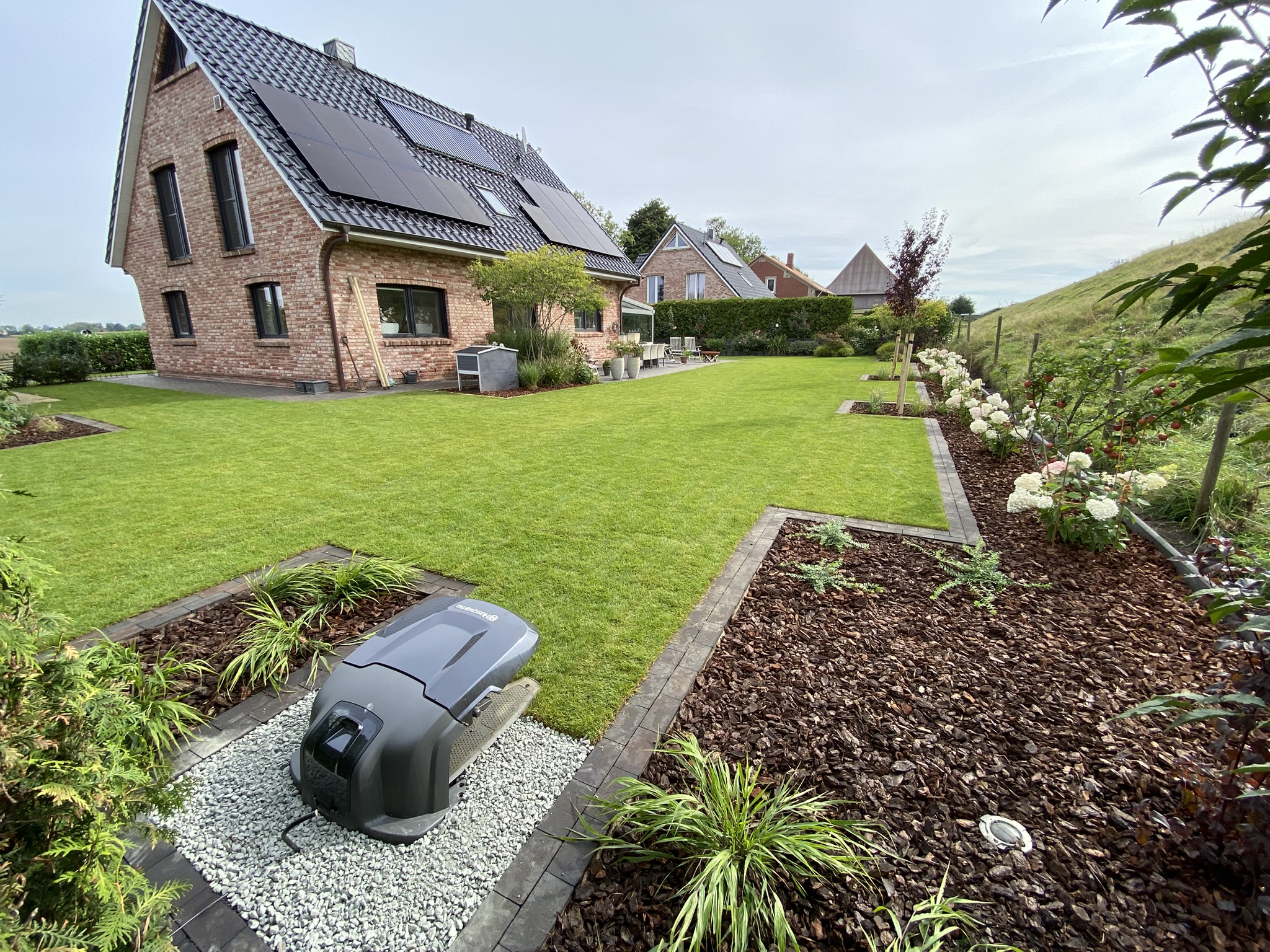 Gepflegte Garten- und Landschaftsgestaltung vor modernem Wohnhaus in Schleswig-Holstein – Tiedemann Gartenbau