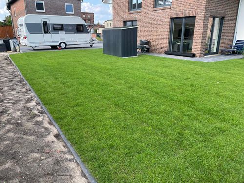 Professionell angelegter Garten mit Blumenbeeten und Gehwegen – Tiedemann Garten- & Landschaftsbau Schleswig-Holstein