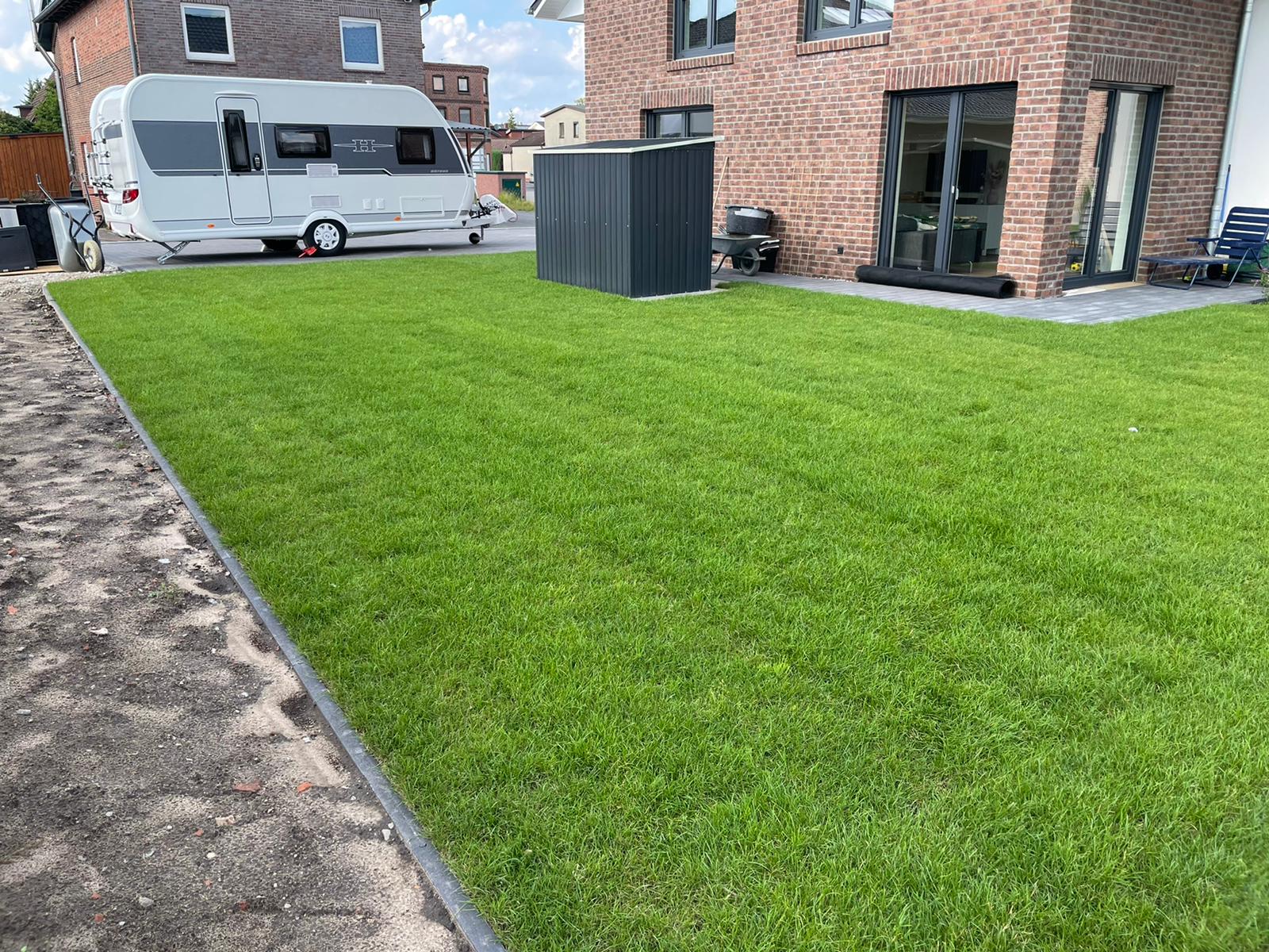 Professionell angelegter Garten mit Blumenbeeten und Gehwegen – Tiedemann Garten- & Landschaftsbau Schleswig-Holstein