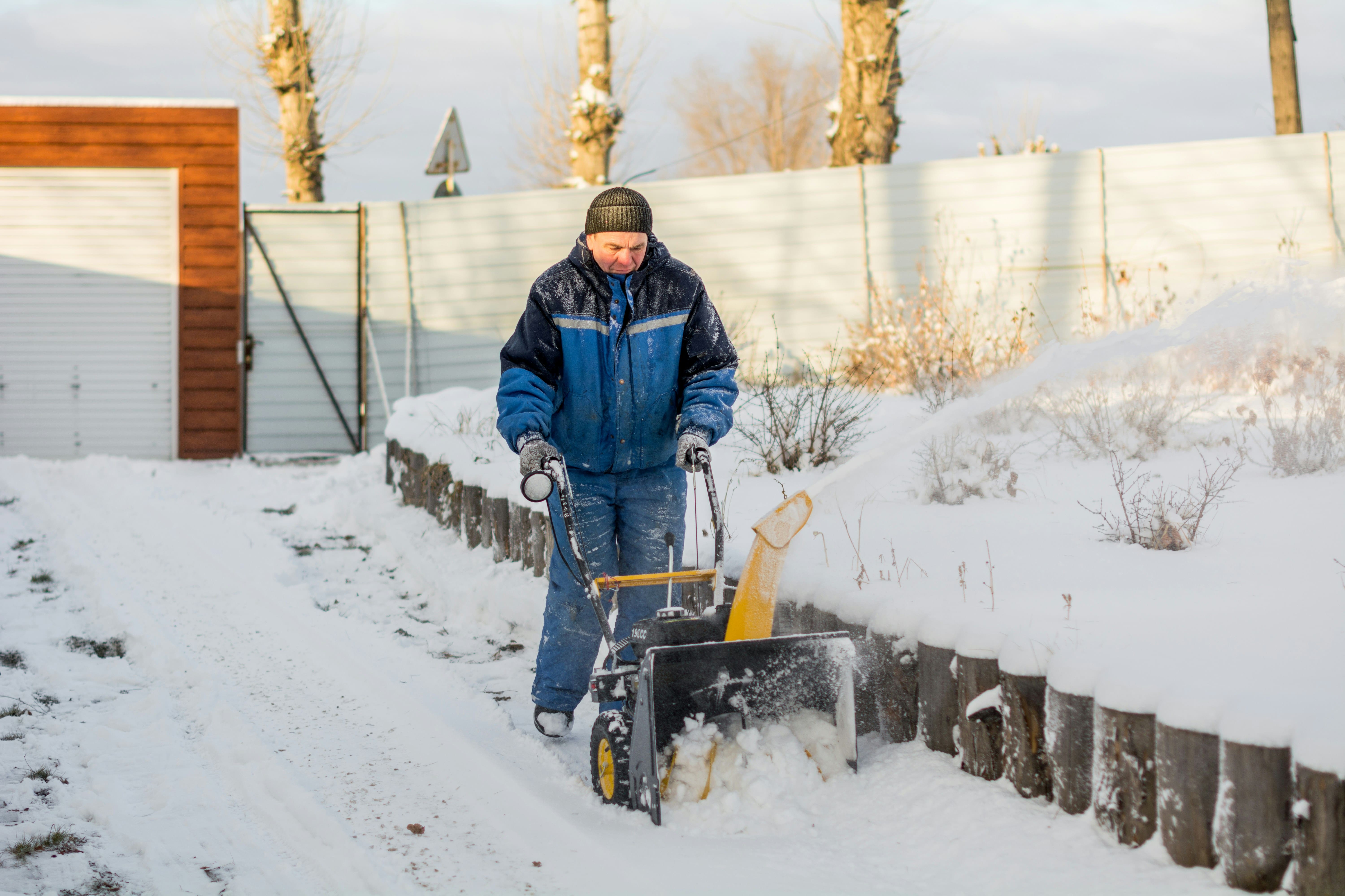 Effizienter Winterdienst in Schleswig-Holstein. Schnelles Schneeräumen & professionelles Streuen für sichere Gehwege und Zufahrten.