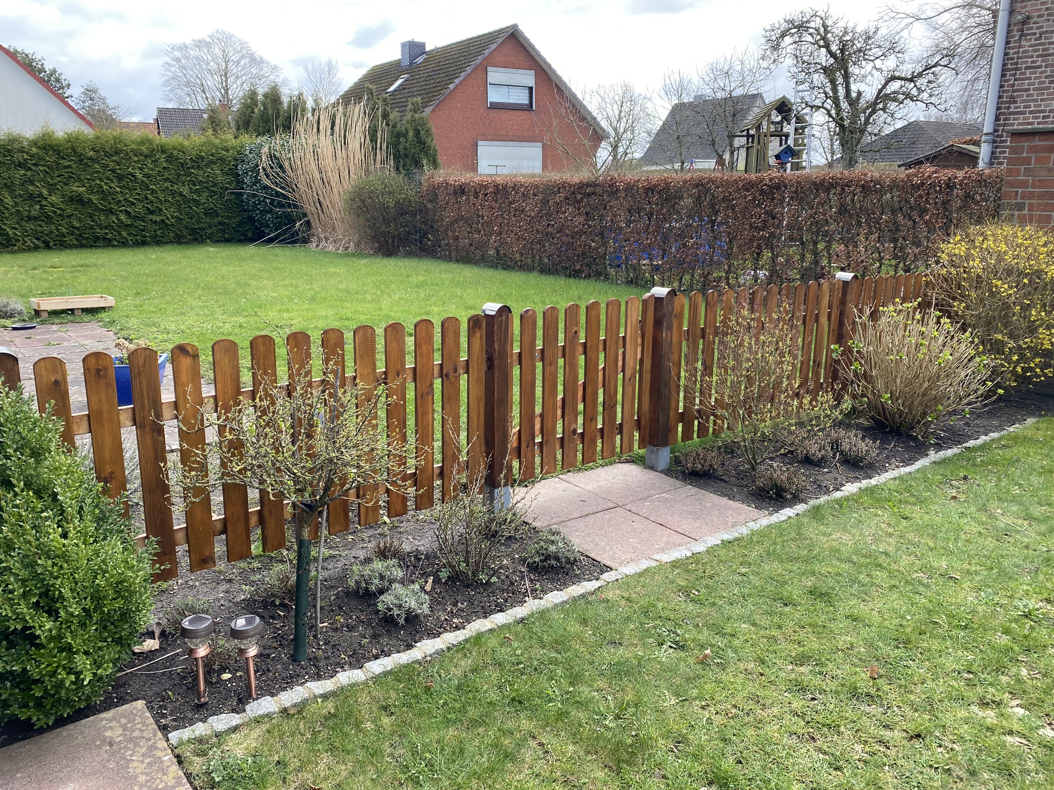 Individuelle Zaunlösungen für Gärten, Höfe & Gewerbeflächen, hochwertig, langlebig und präzise montiert.