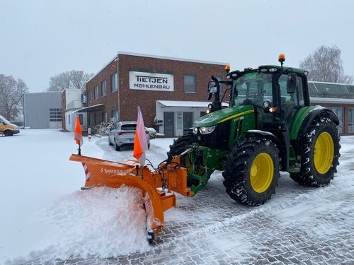 Effizienter Winterdienst in Schleswig-Holstein. Schnelles Schneeräumen & professionelles Streuen für sichere Gehwege und Zufahrten.