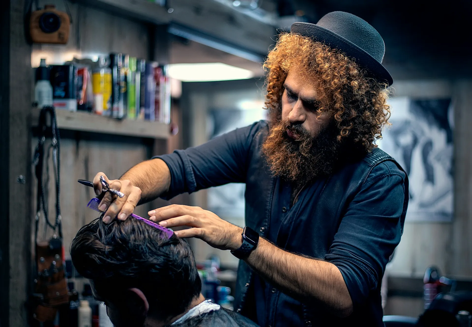 Barber_cutting_hair
