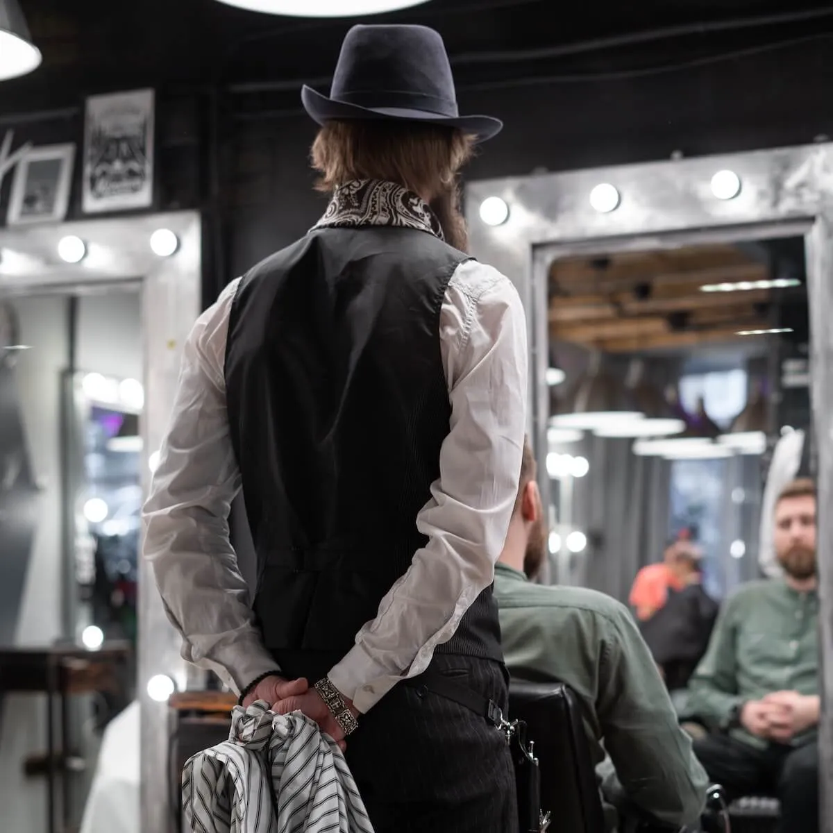 franchised_operator_cutting_hair
